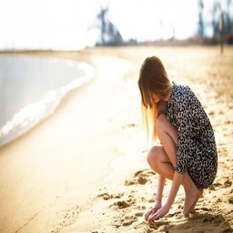 爸爸开小女儿包：一场温馨却充满趣味的“探险”